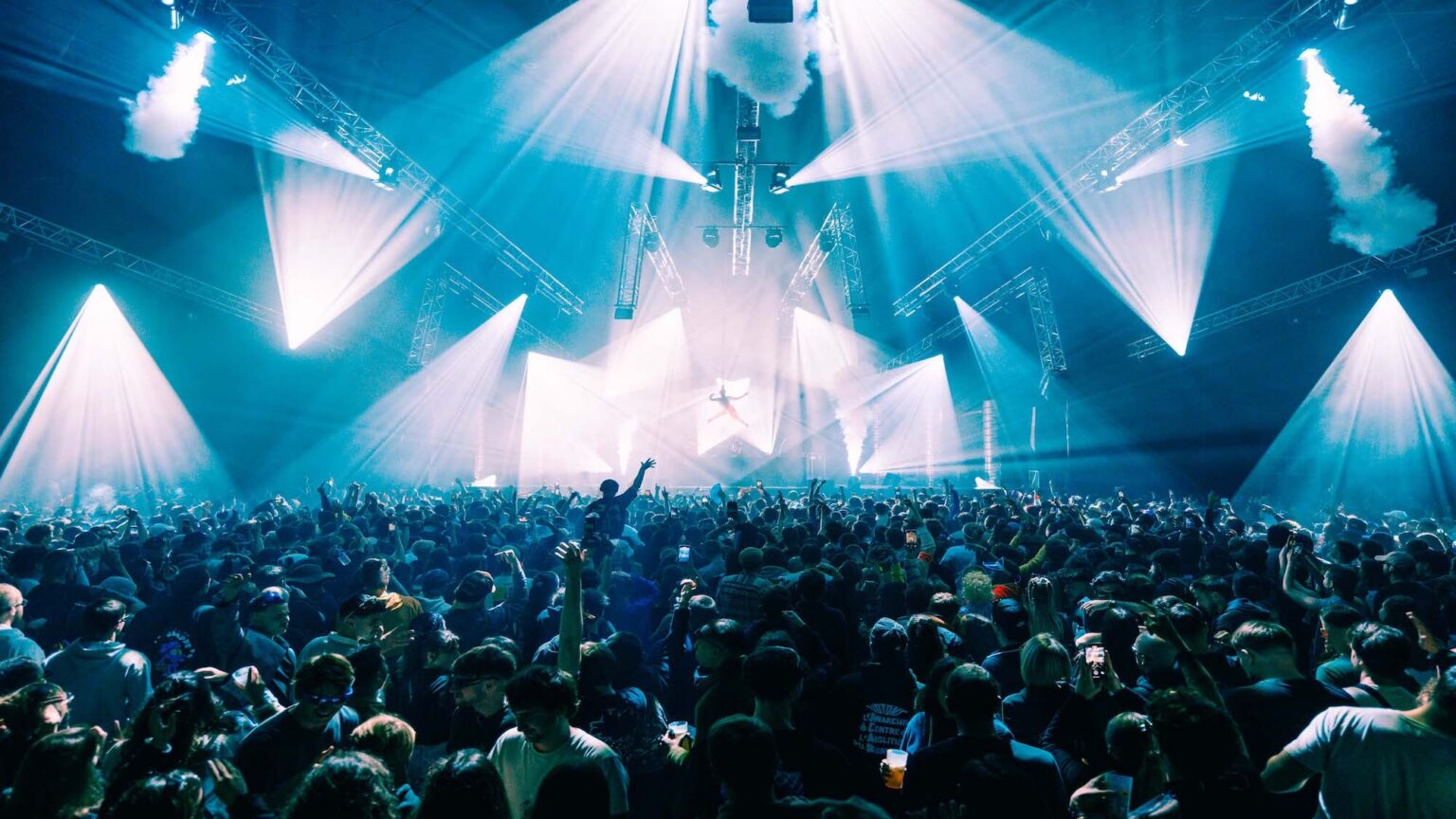 Comment Soutenir la Scène Locale de Musique Électronique : Clubs, Artistes et Initiatives Solidaires